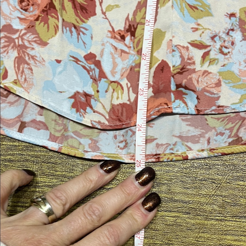 3/$10-LC Lauren Conrad Floral V-Neck Blouse - Picture 4 of 4